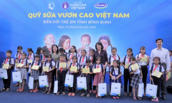 Quỹ Sữa vươn cao Việt Nam và Vinamilk tiếp tục trao 64.000 ly sữa cho trẻ em tỉnh Bình Định 